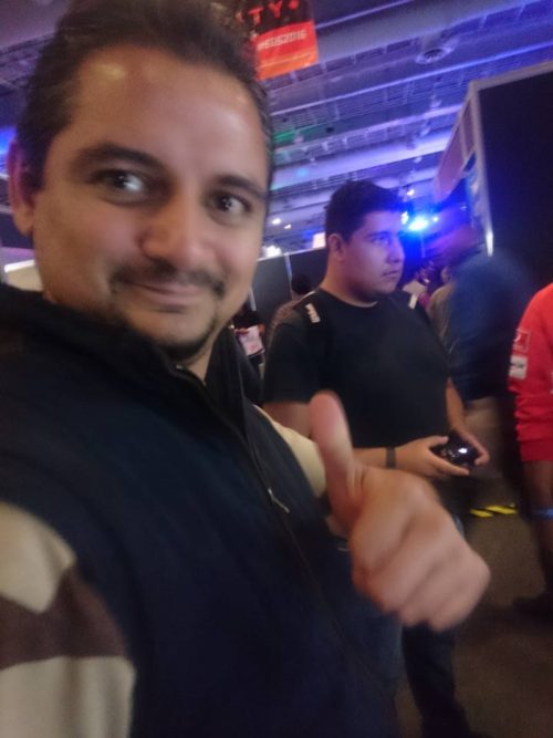 Comunidad compitiendo en el Stand de Forza Motorsport México en EGS2016.