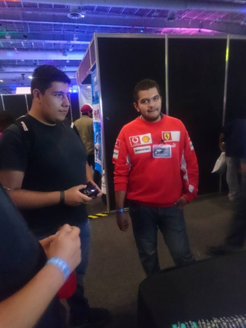 Comunidad compitiendo en el Stand de Forza Motorsport México en EGS2016.