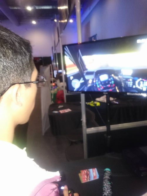 Comunidad compitiendo en el Stand de Forza Motorsport México en EGS2016.